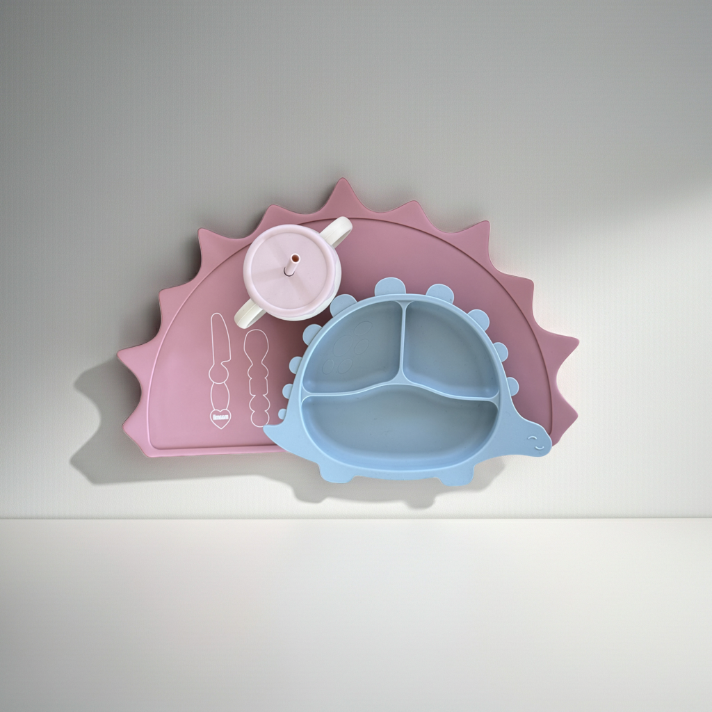 Montessori Tischset in Rosa mit Dino Teller, Besteck und Becher