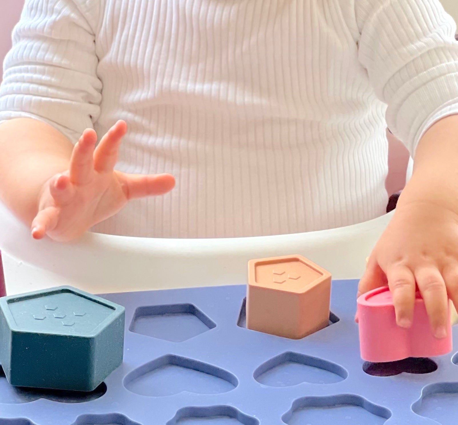 Kategorie_Bild_Montessori_Kind_Spielt