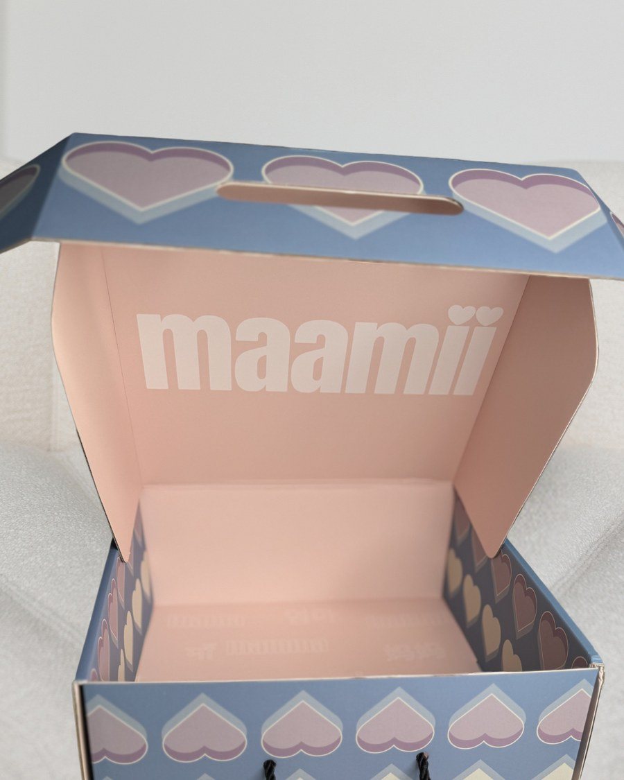 Offene maamii Box, innen rosa mit Logo