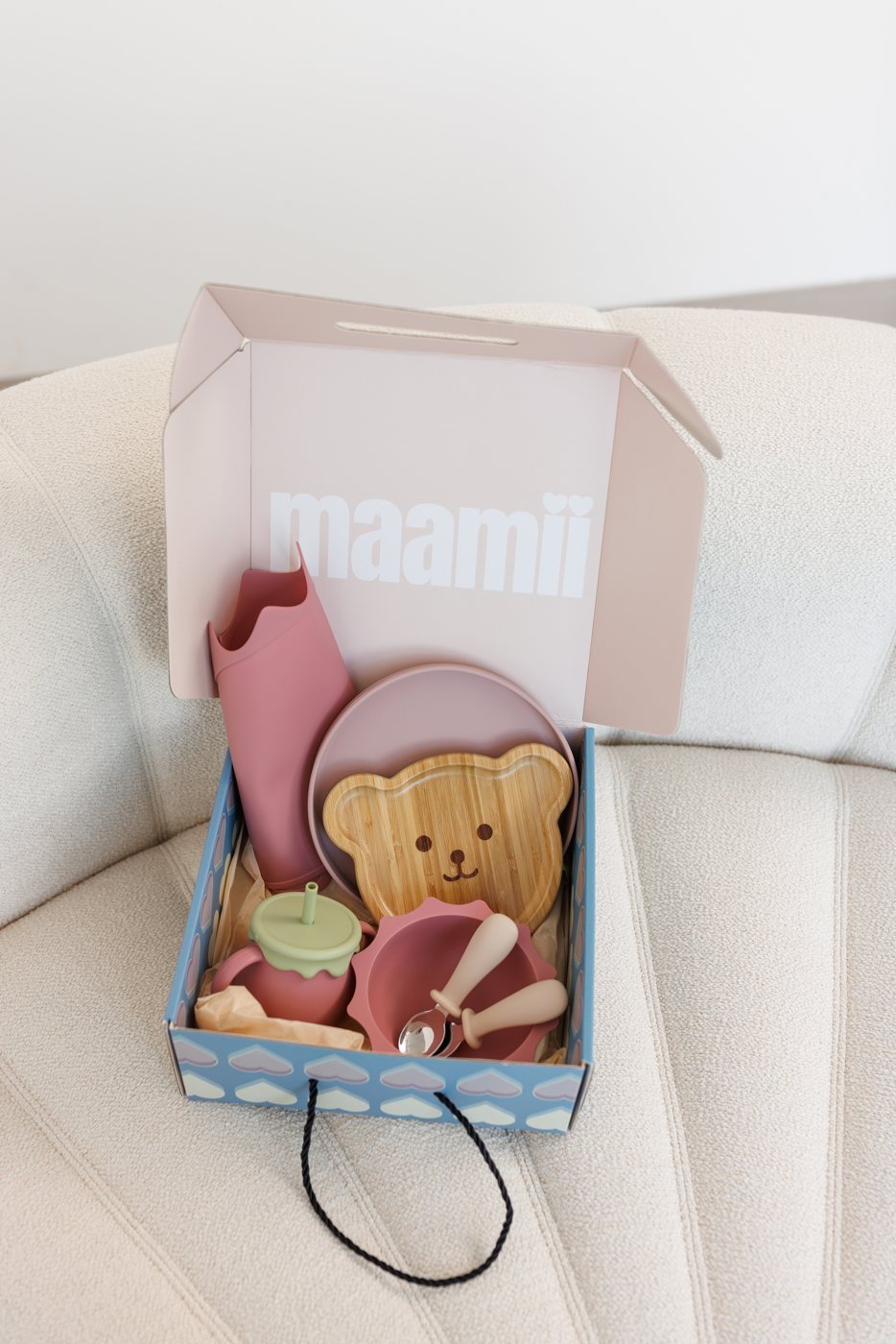 maamii Geschenkbox mit Schale, Teller, Becher, Lätzchen und Besteck