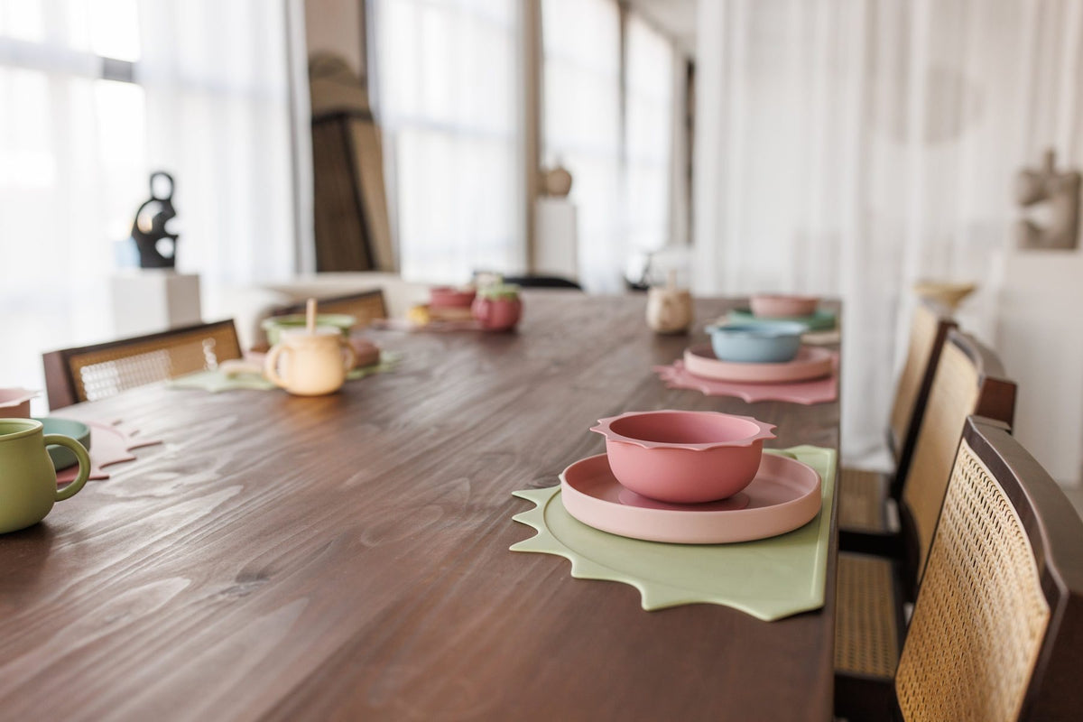 Gedeckter Tisch mit maamii Babygeschirr in Rose, Olive und Salbei